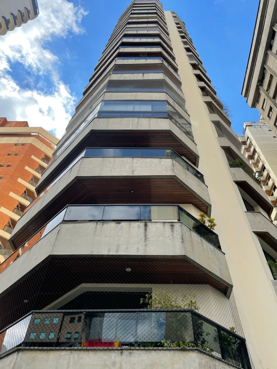 Apartamento à venda e aluguel com 3 quartos, 221m² - Foto 1