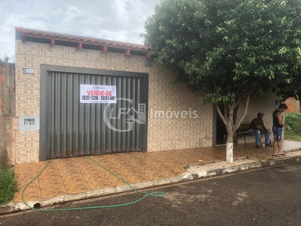 Casa à venda com 3 quartos, 200m² - Foto 1