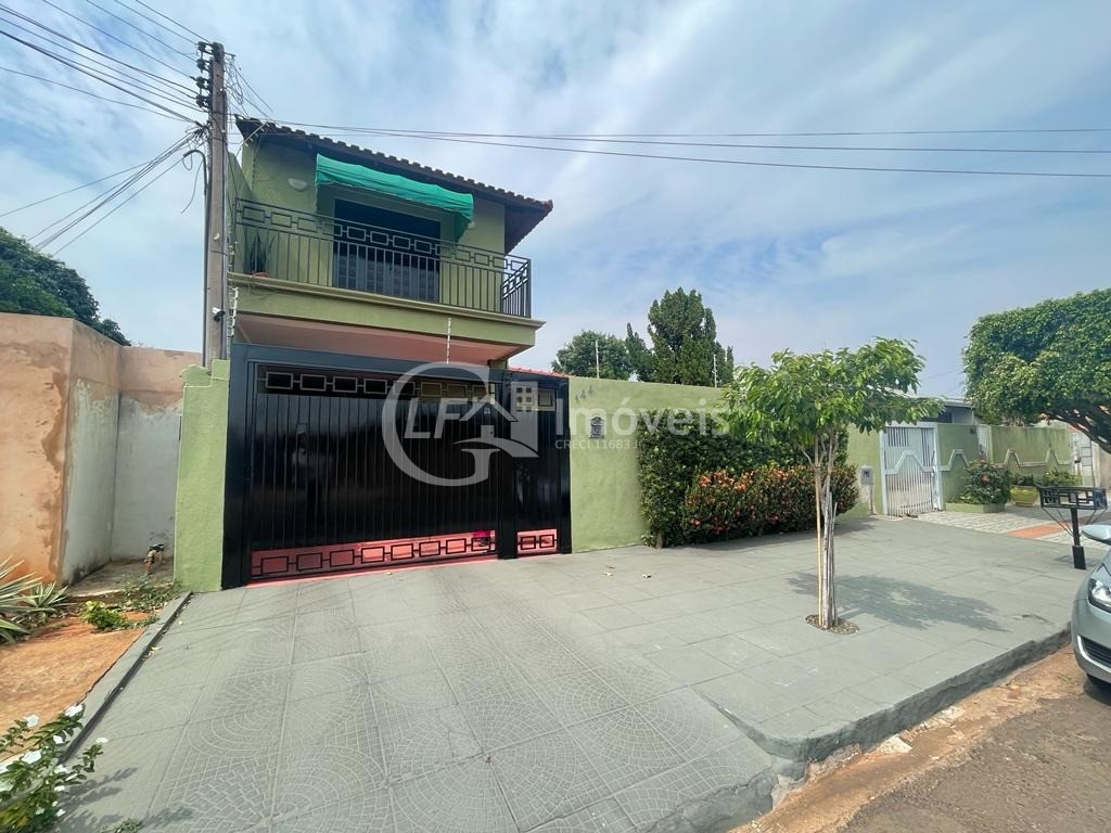 Casa à venda com 3 quartos, 180m² - Foto 1