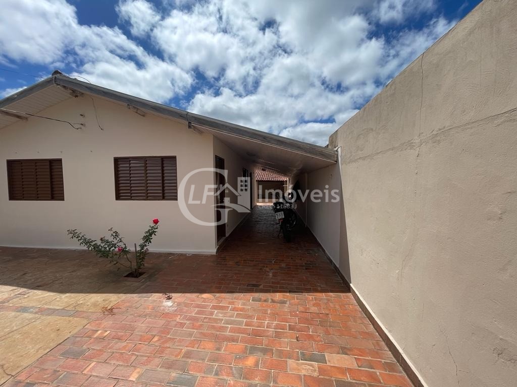 Casa à venda com 3 quartos, 250m² - Foto 1