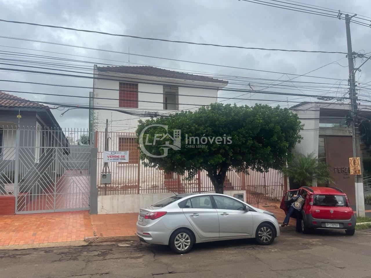 Casa à venda com 6 quartos, 300m² - Foto 1