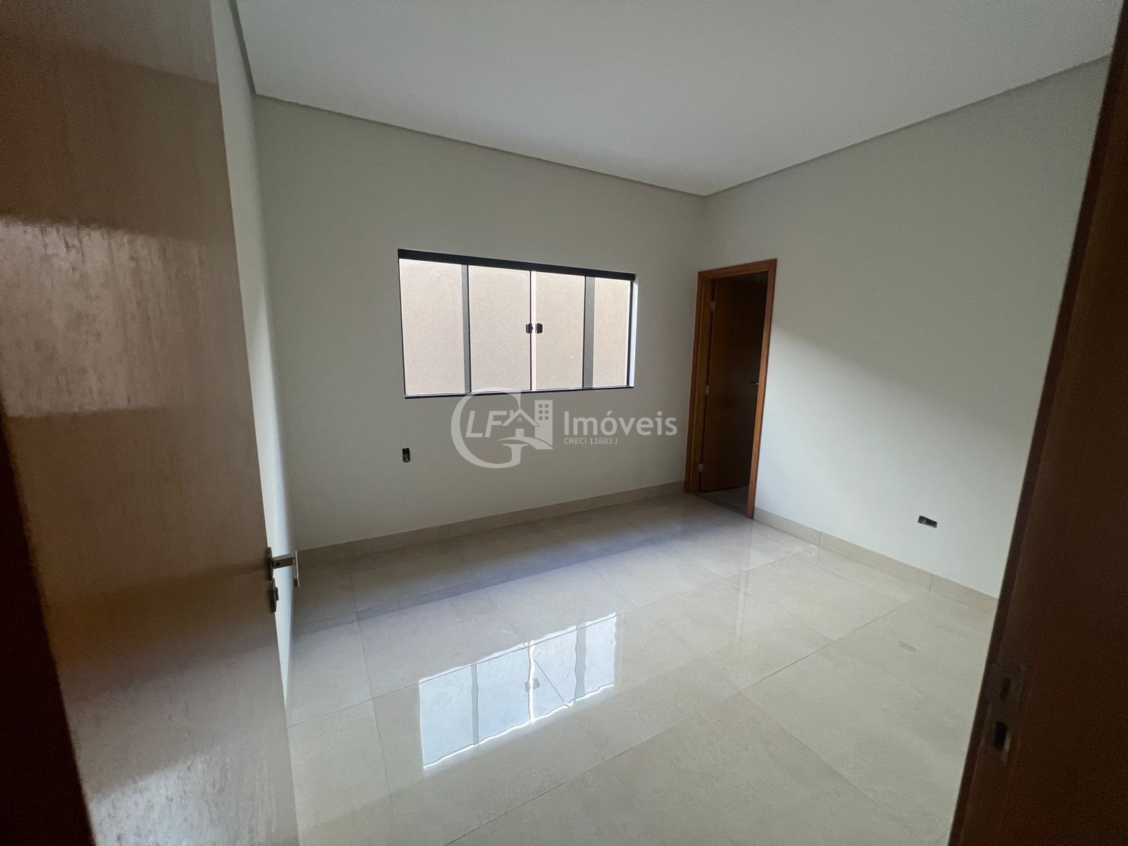 Casa à venda com 3 quartos, 228m² - Foto 2