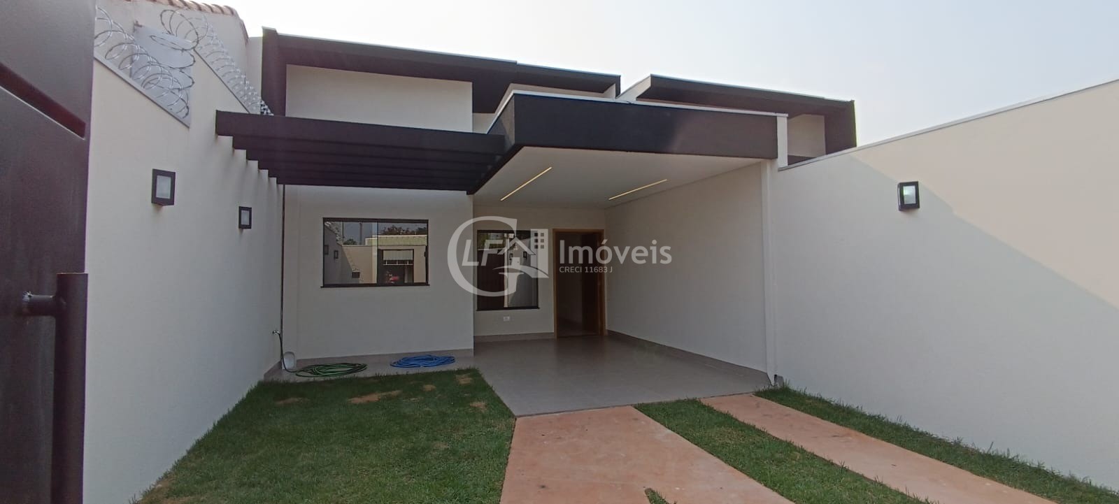 Casa à venda com 3 quartos, 216m² - Foto 1