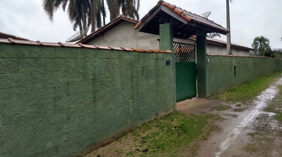 Casa térrea em chácara com 2140 metros de terreno Condomínio Lagos Verdes - Ibiúna -SP