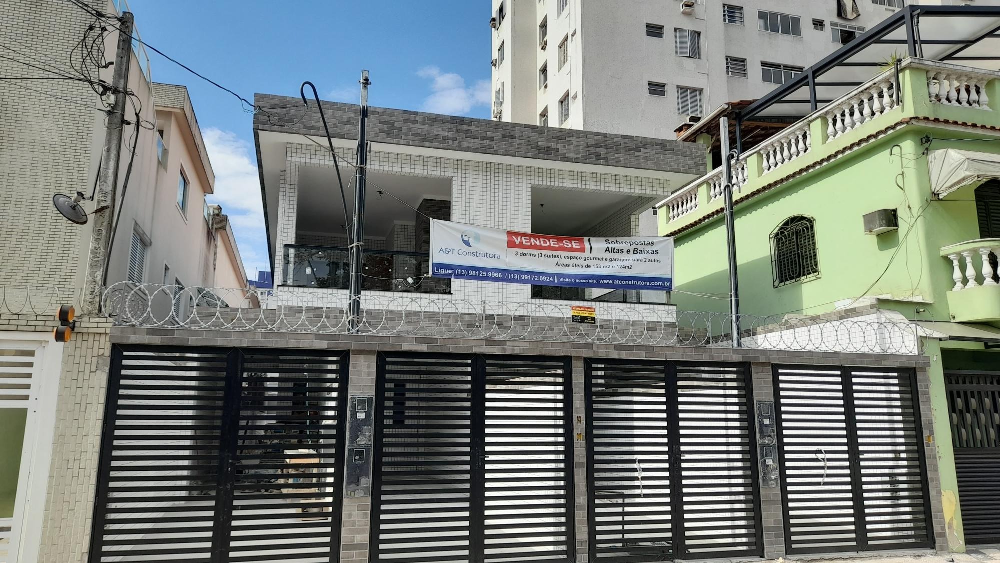 Viva a Elegância: Casas Sobrepostas Altas Design Moderno e Conforto Acolhedor em Santos!