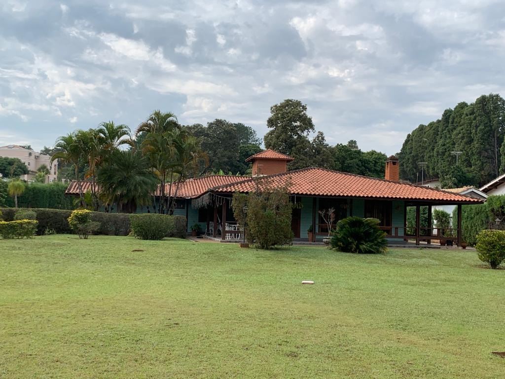 Venha se encantar com esta belíssima Casa de Campo localizada em um Condomínio Fechado!