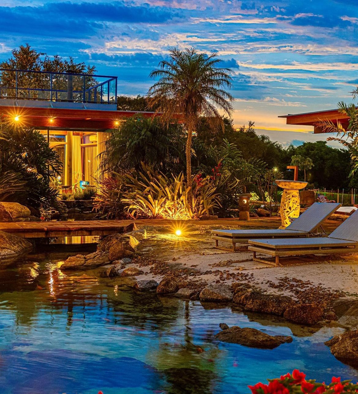 Venha se encantar com esta deslumbrante casa inspirada em Bali, localizada na prestigiada Fazenda Boa Vista, com uma vista deslumbrante
