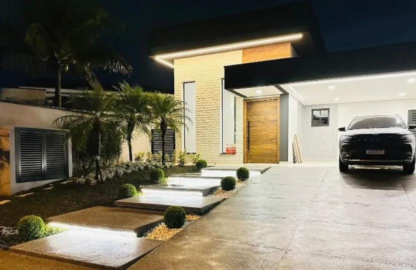Casa alto padrão com 4 suítes e piscina no Condomínio Morada da Praia.
