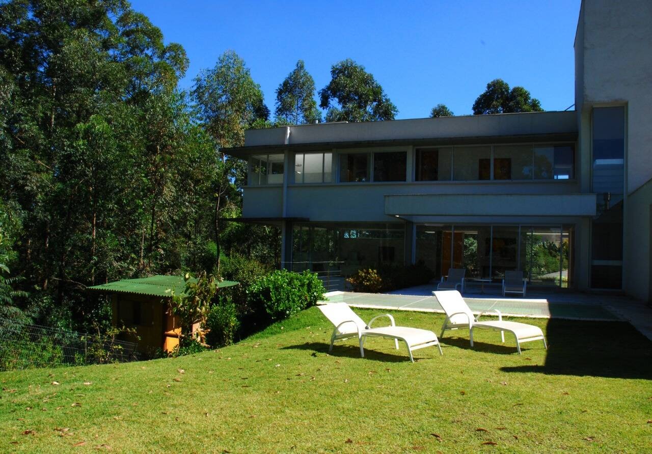 Casa sobrado localizada no Residencial Tamboré 1.