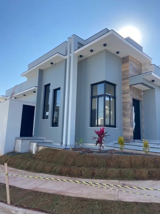 Casa térrea em um lote de esquina no condomínio Horto Florestal Villagio.