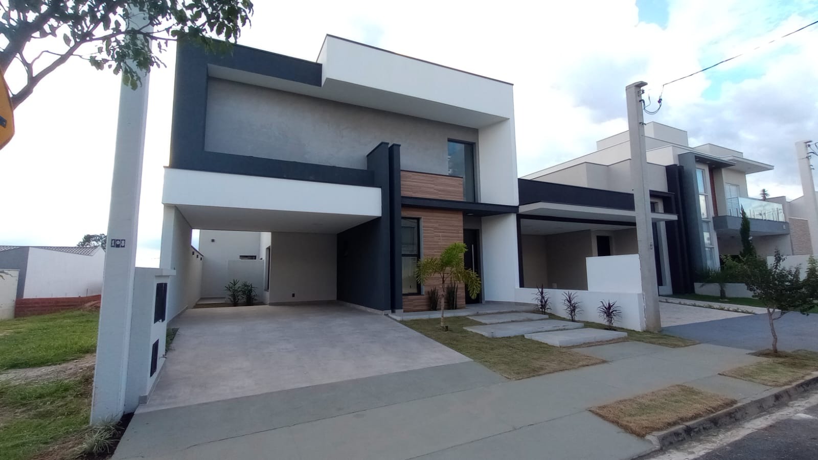 Casa Sobrado de 218m² Localizada no RESIDENCIAL LE FRANCE!