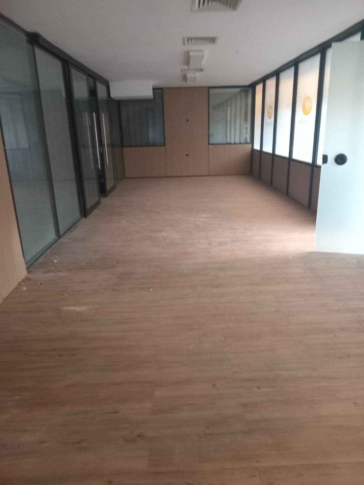 Sala Comercial de 160m² no Centro Industrial e Empresarial de Alphaville com 4 Vagas Cobertas