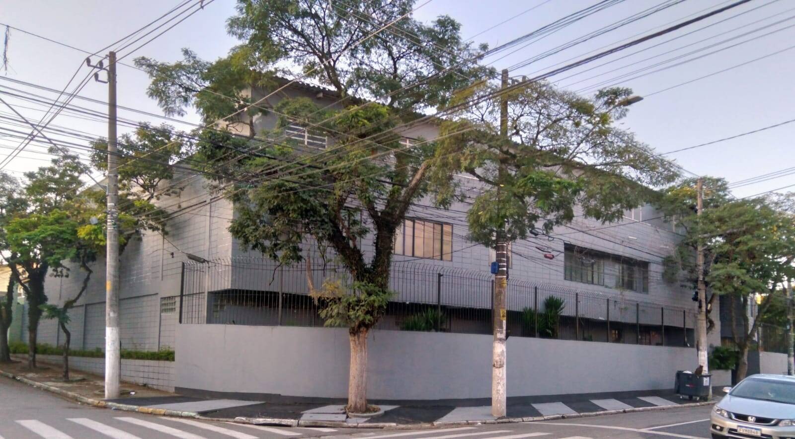 Galpão Comercial de Alto Padrão Próximo à Estação de Trem e Rodovias em Barueri