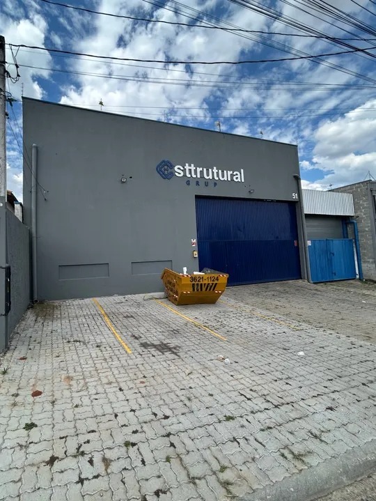 Galpão Industrial e Comercial 825m² - Acesso Fácil à Dutra