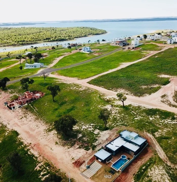 Casa de Alto Padrão à Venda no Condomínio Riviera de Santa Cristina XIII ? Represa Jurumirim