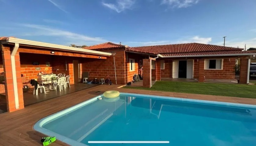 Casa de Campo com Piscina em Araçoiaba da Serra - Loteamento Fechado