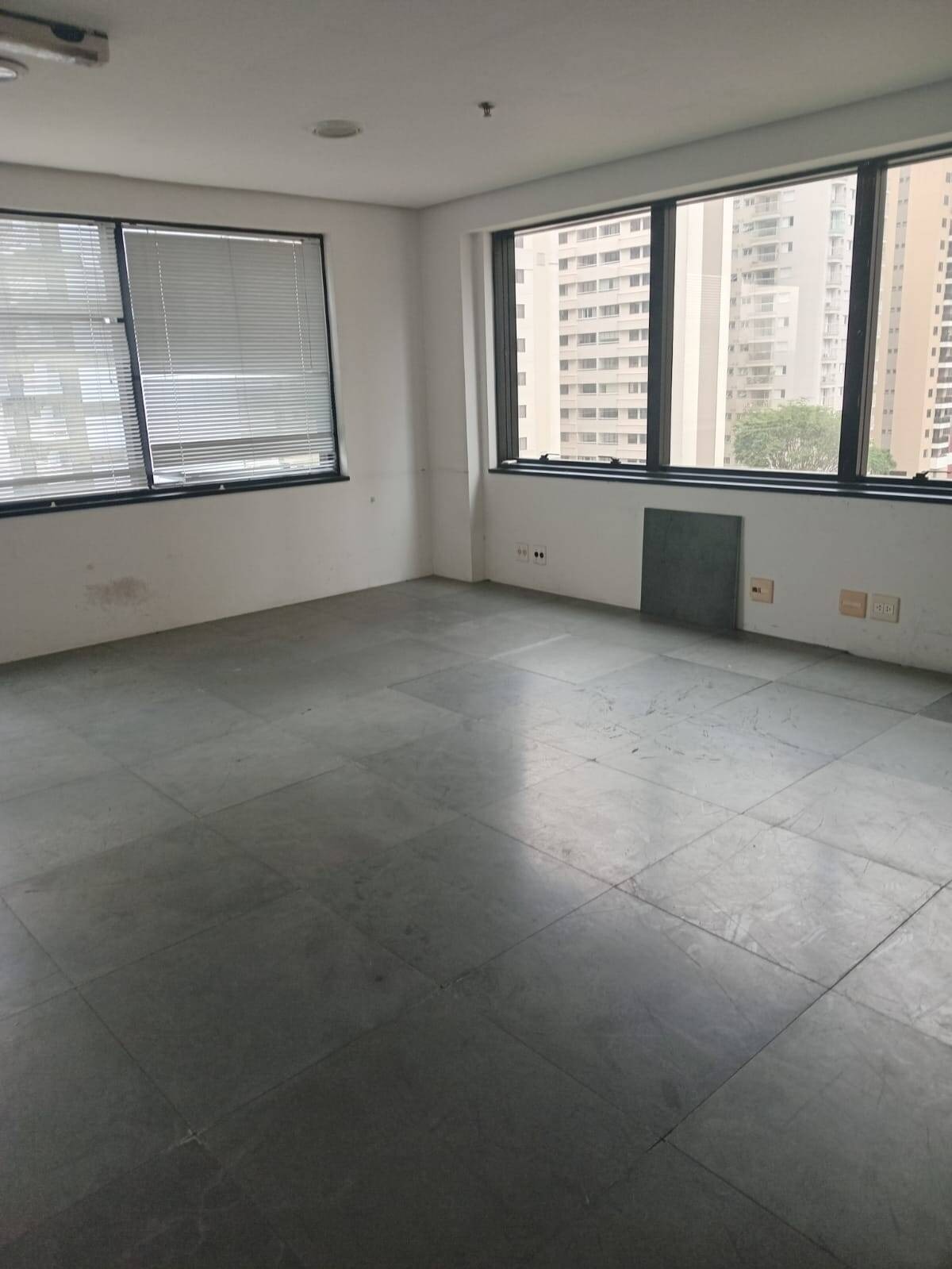 Sala Comercial no Centro de Alphaville - 250m² com 6 Vagas e Infraestrutura Completa