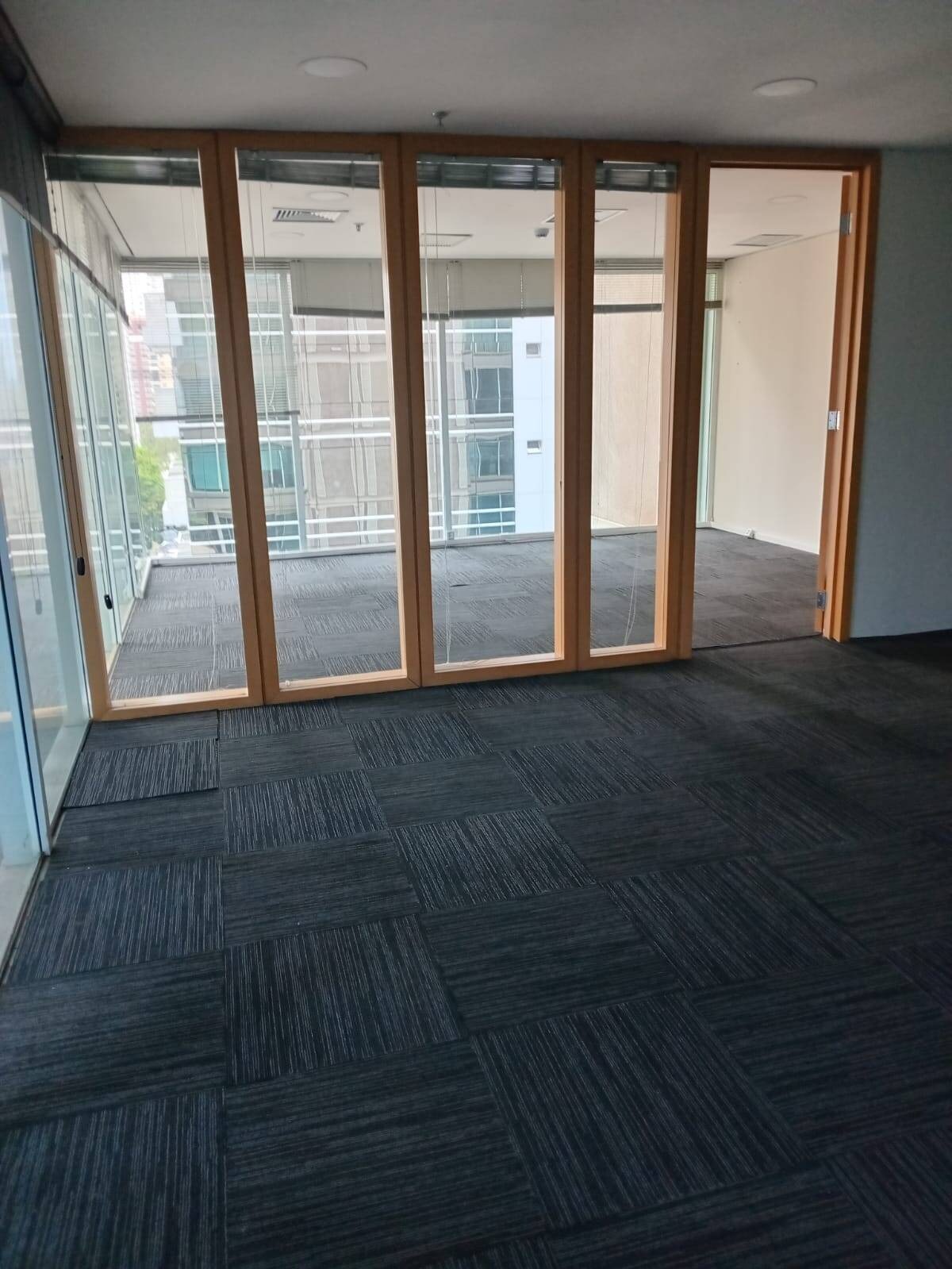 Sala Comercial de 207m² no Edifício Alameda Madeira - Alphaville