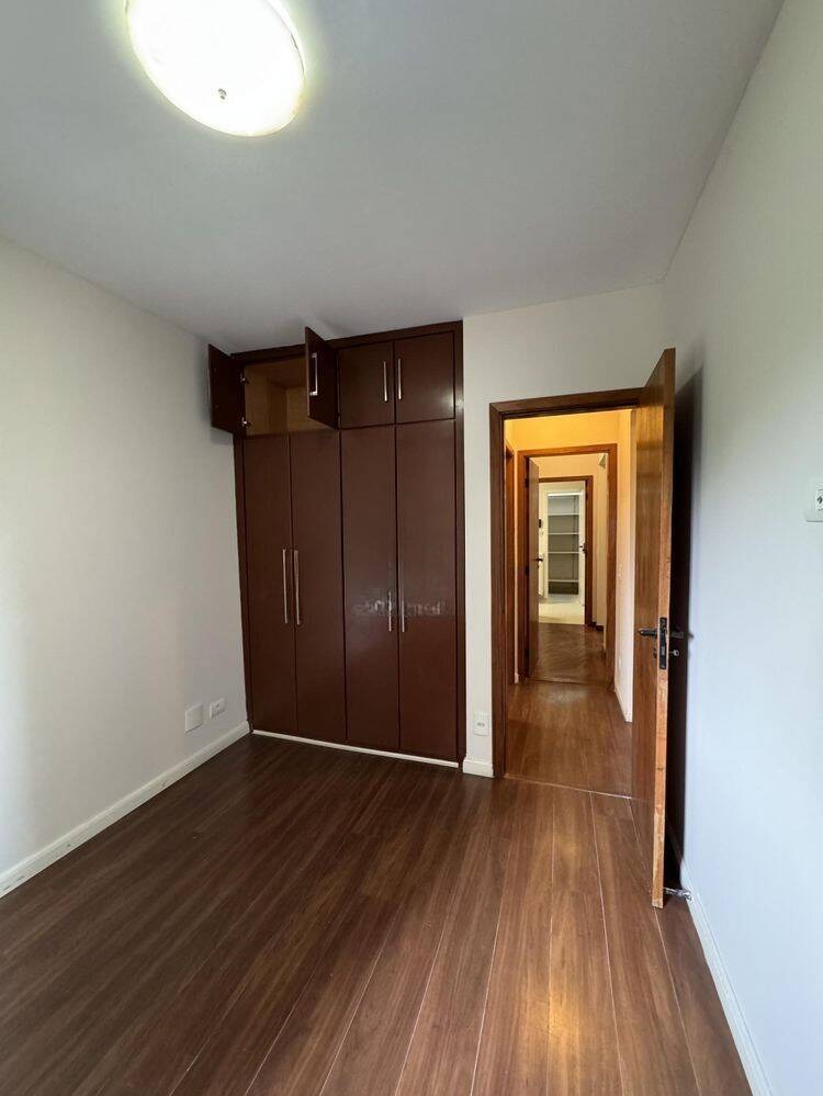 Apartamento para alugar com 3 quartos, 160m² - Foto 17