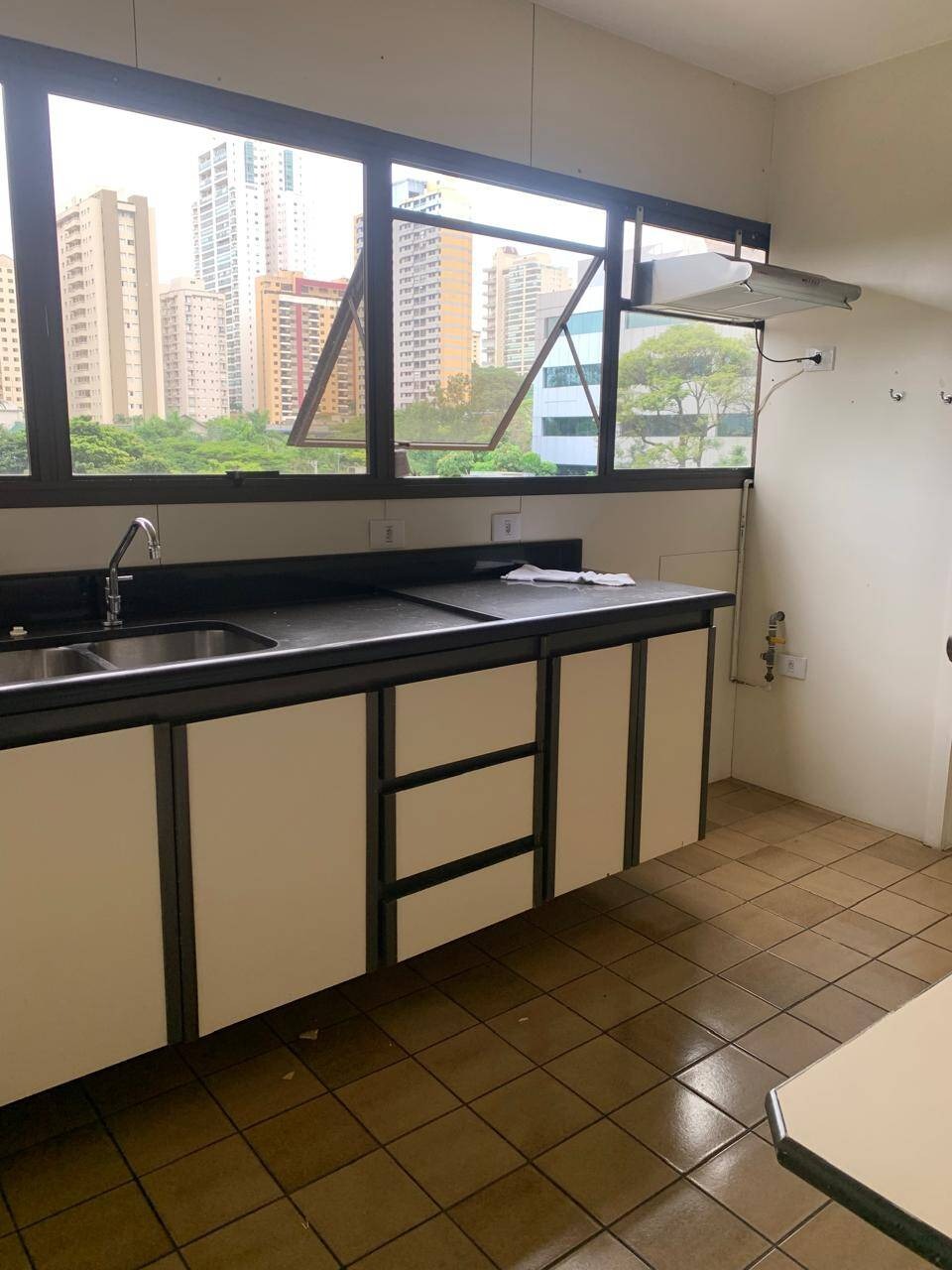 Apartamento para alugar com 4 quartos, 278m² - Foto 4