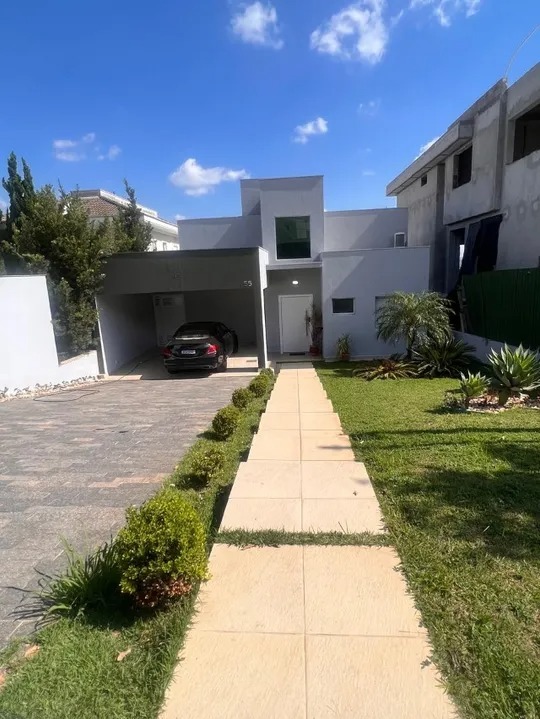 Casa Luxuosa para Alugar no Valville 1 - 3 Suítes, Piscina e Vista Panorâmica