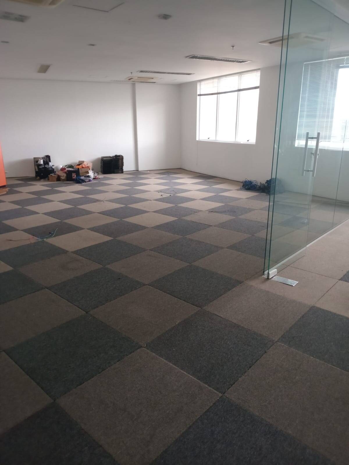 Sala Comercial no Centro de Alphaville com 106m² e 4 Vagas