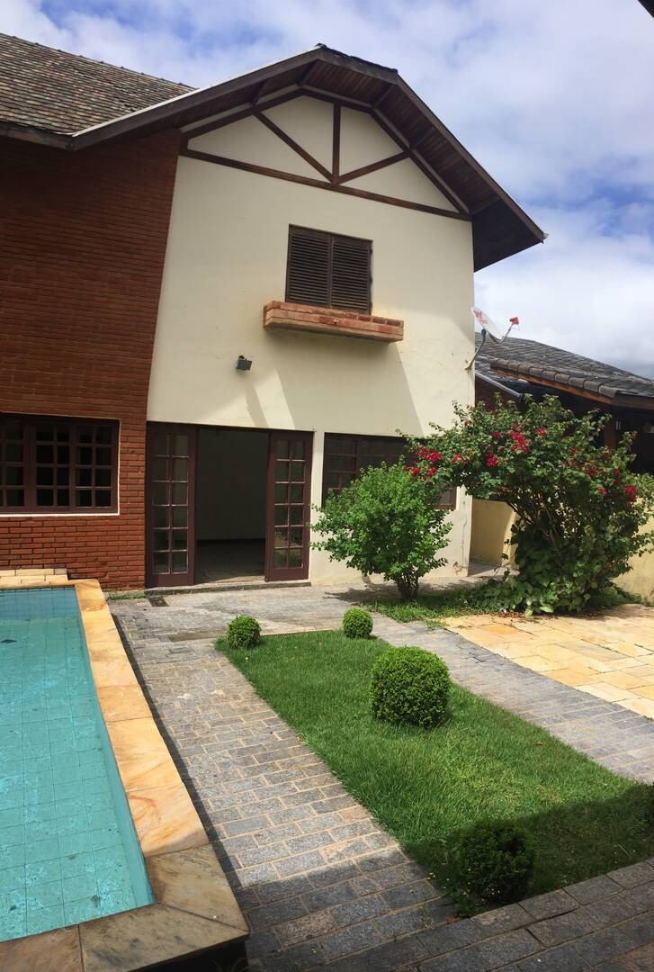 Casa Clássica e Ampla com 4 Suítes, Piscina e Salão de Festas