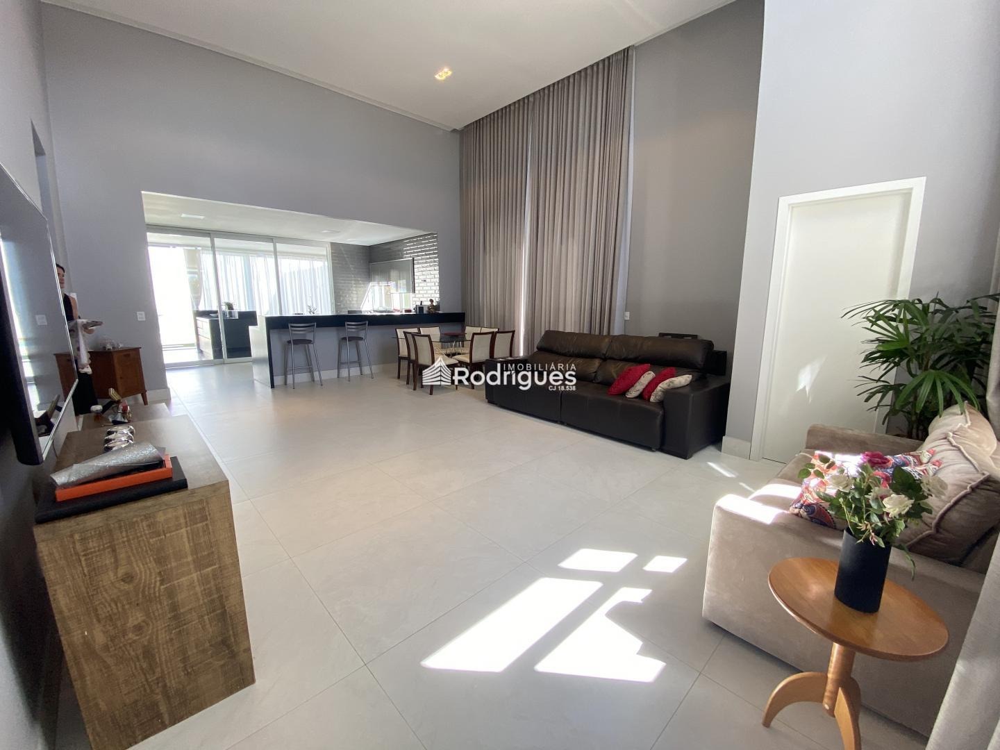 Casa à venda com 4 quartos, 290m² - Foto 2