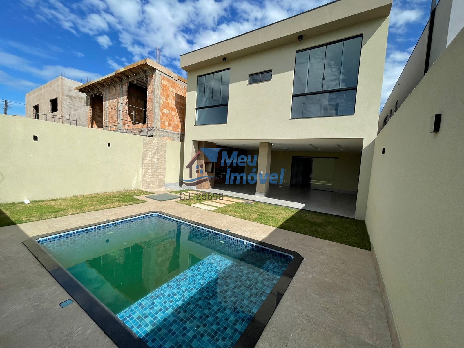 Casa à venda com 4 quartos, 260m² - Foto 1