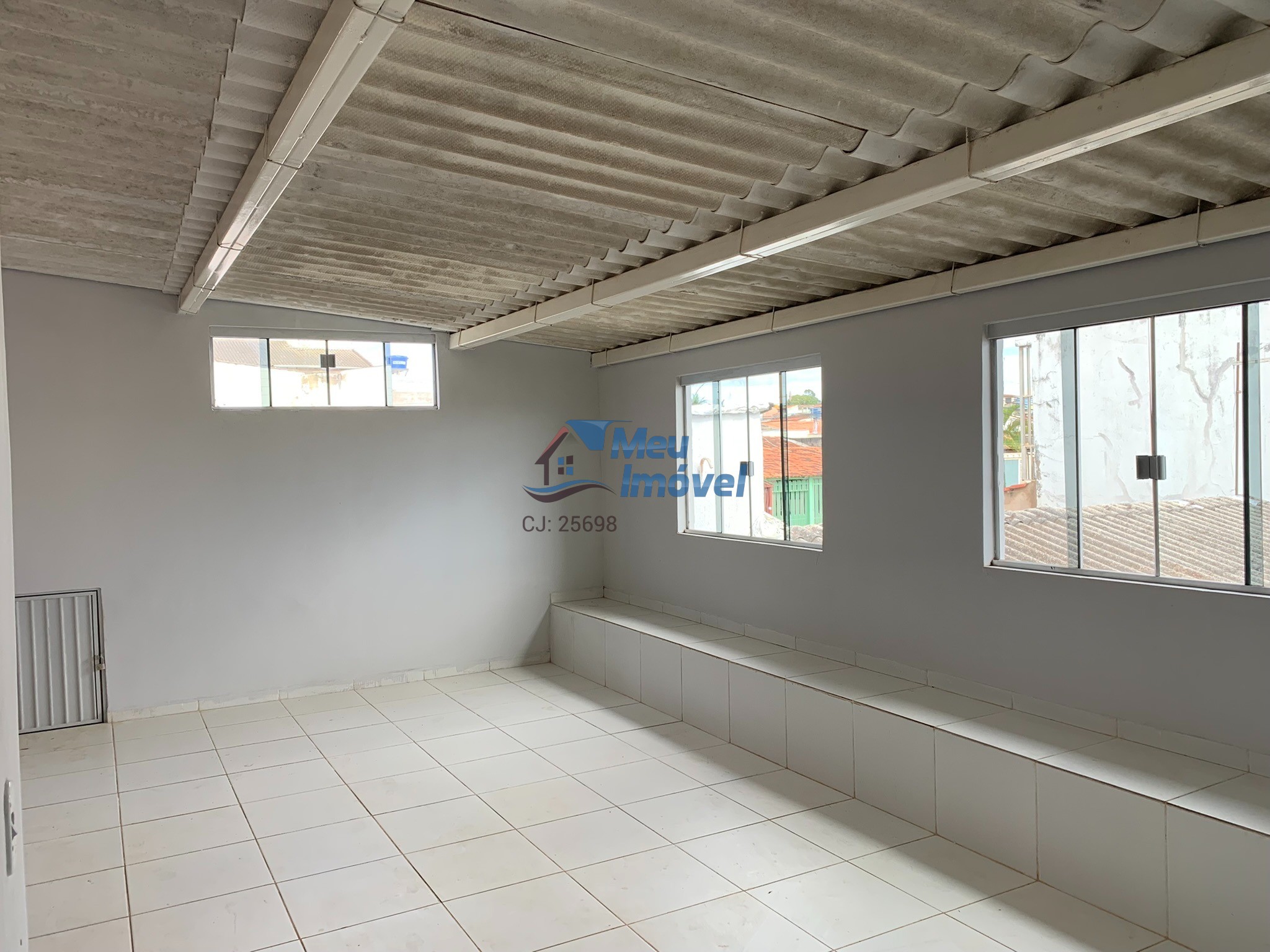 Casa à venda com 4 quartos, 198m² - Foto 2