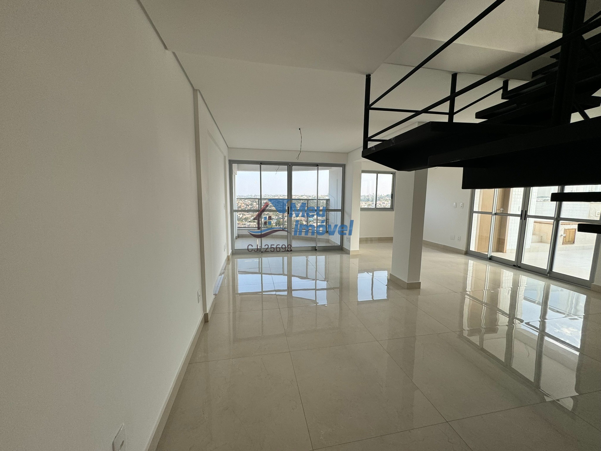 Apartamento à venda com 3 quartos, 185m² - Foto 2