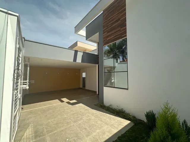 Casa à venda com 3 quartos, 230m² - Foto 1