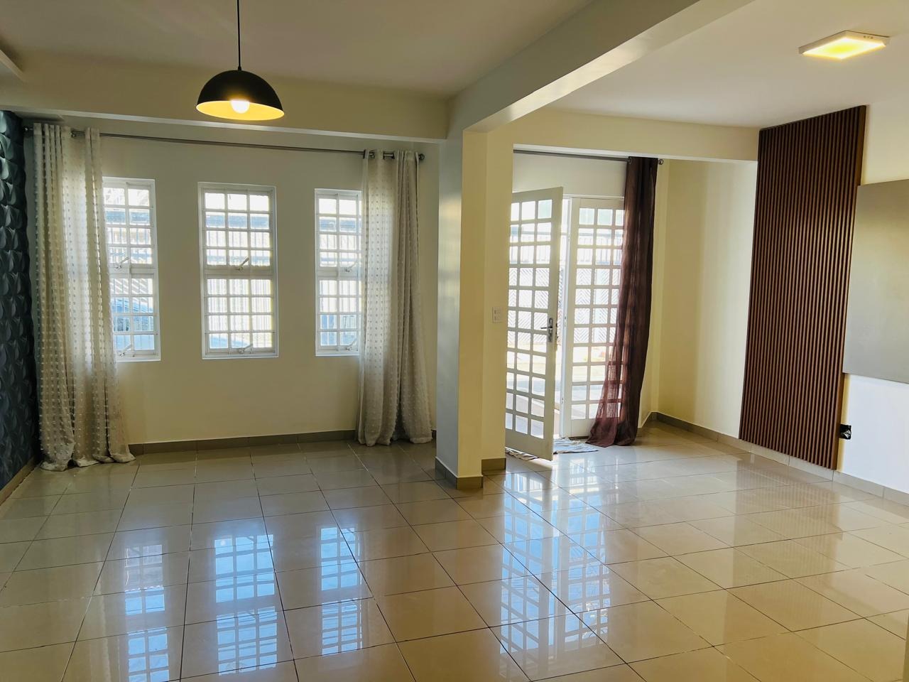 Casa à venda com 4 quartos, 300m² - Foto 1