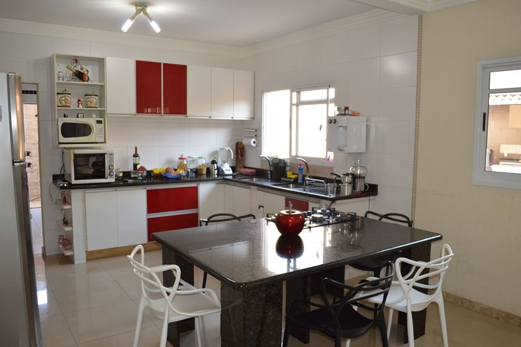 Casa à venda com 4 quartos, 800m² - Foto 1