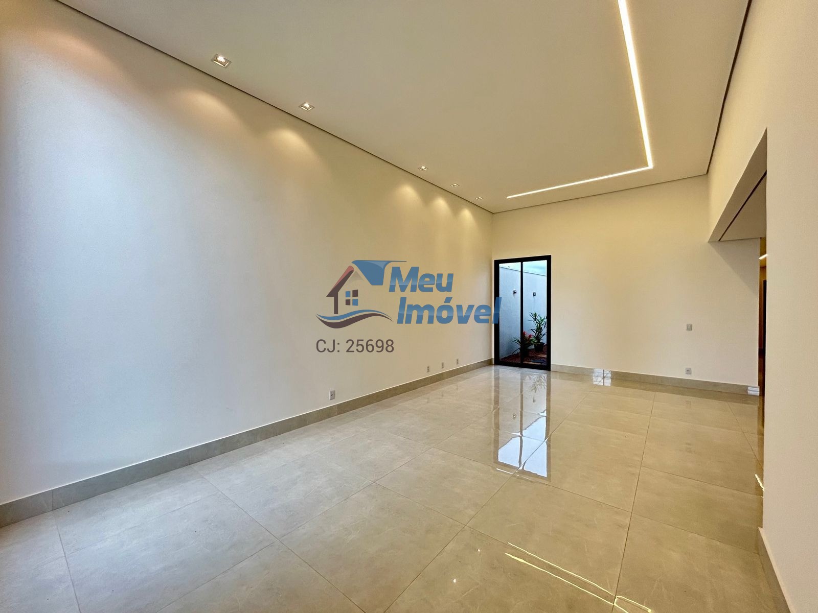 Casa à venda com 4 quartos, 220m² - Foto 1