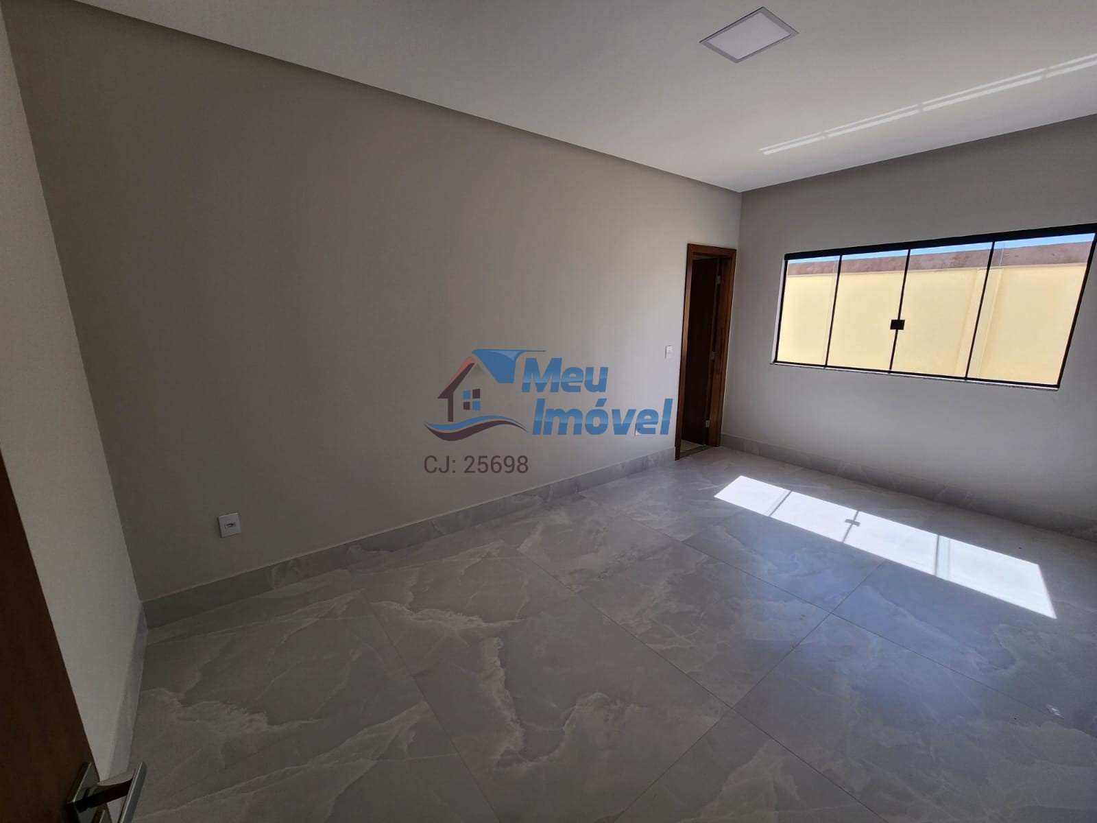 Casa à venda com 3 quartos, 187m² - Foto 1