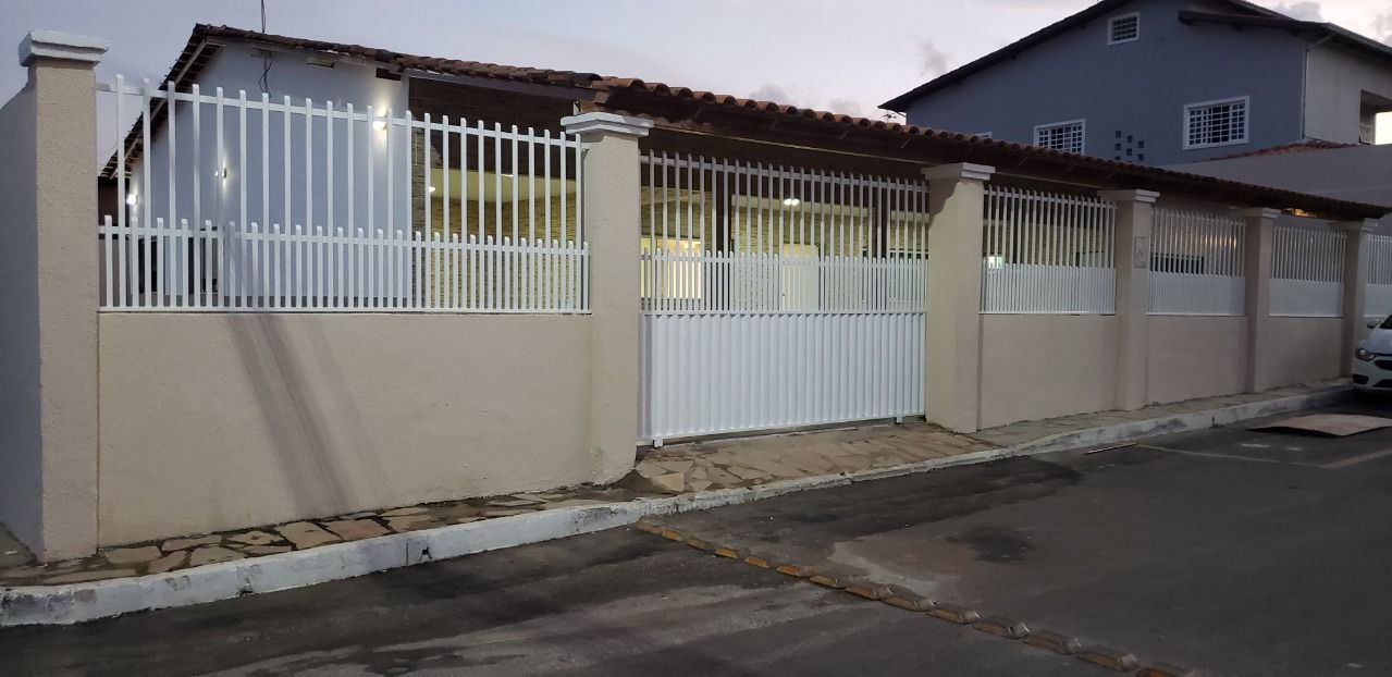 Casa à venda com 4 quartos, 249m² - Foto 2