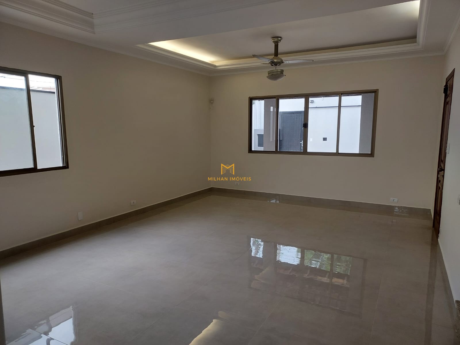 Casa à venda com 3 quartos, 288m² - Foto 1