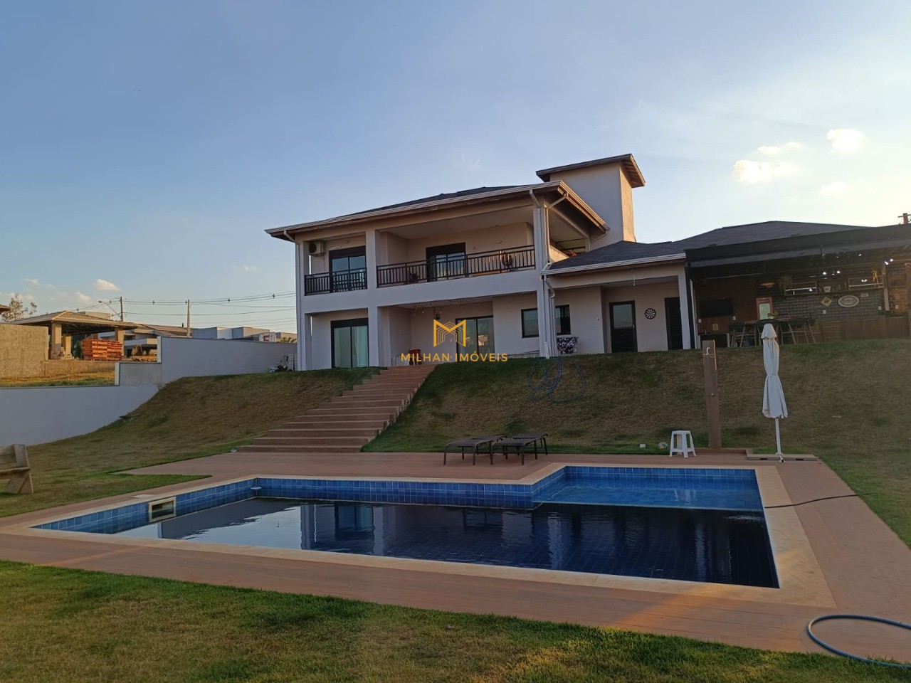 Casa de Condomínio à venda com 3 quartos, 1600m² - Foto 1