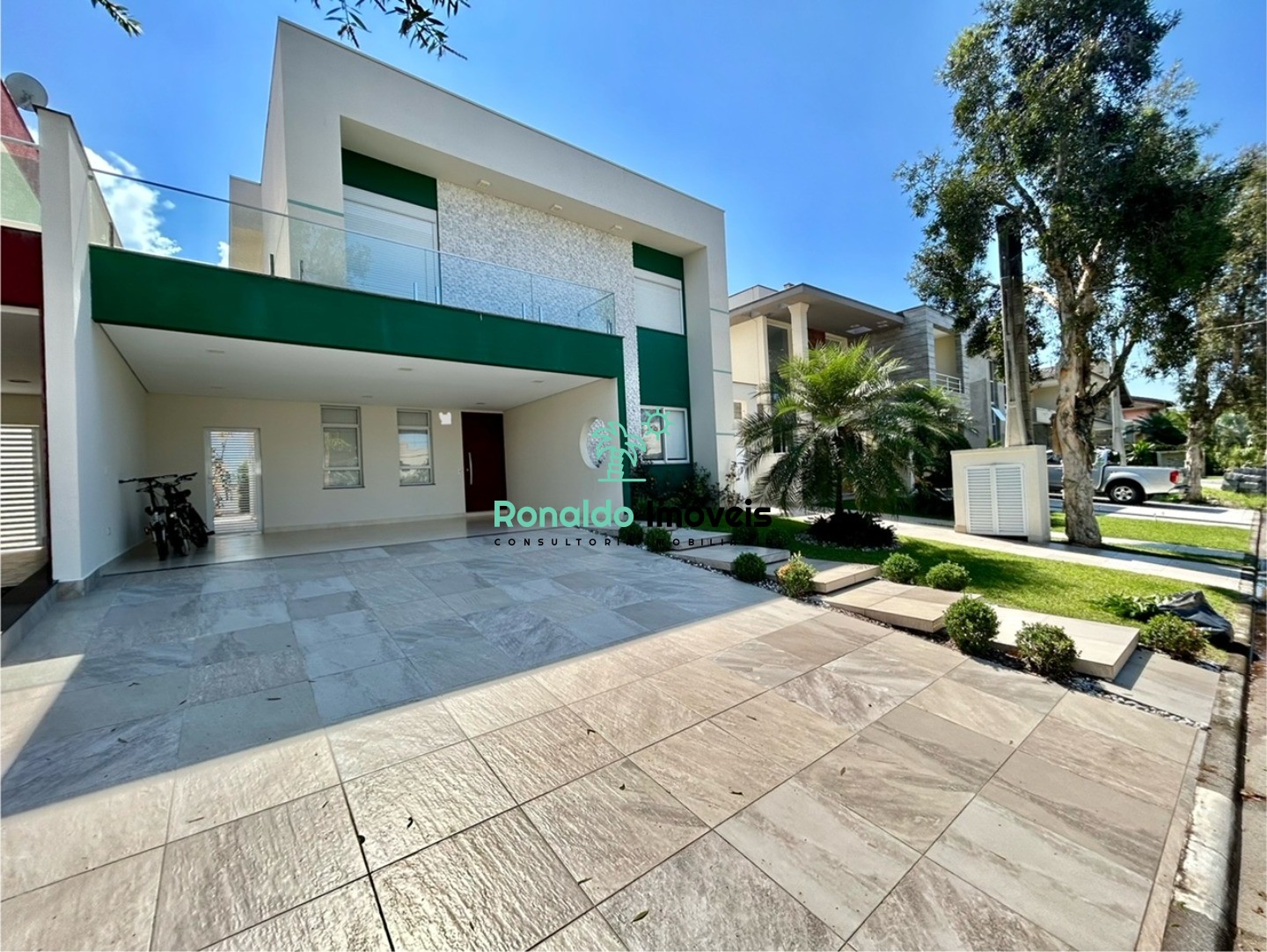 Casa à venda com 5 quartos, 300m² - Foto 1