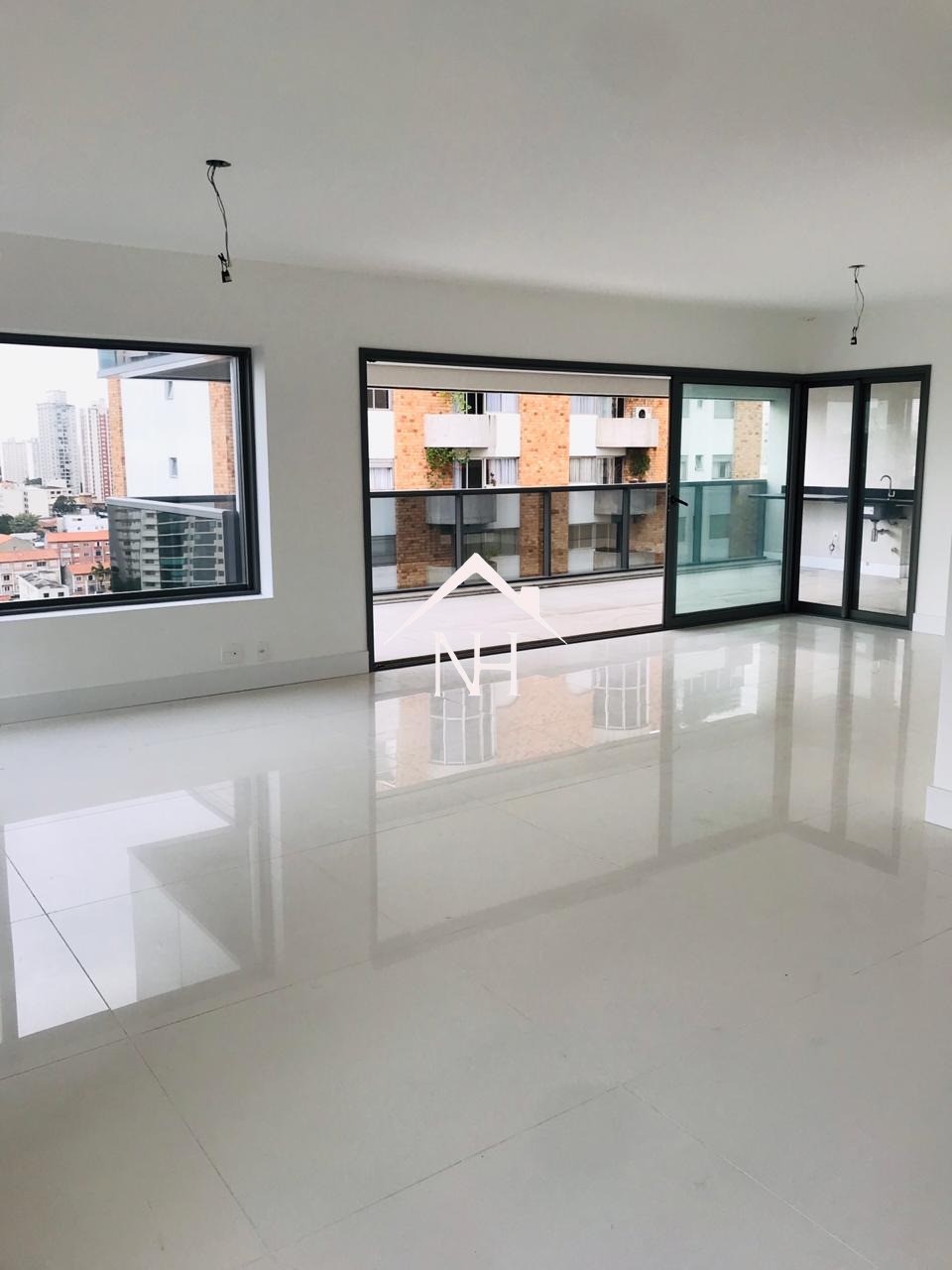 Apartamento a venda com 193m² com 4 dormitórios, sendo 3 suítes e 4 vagas no CAMPO BELO
