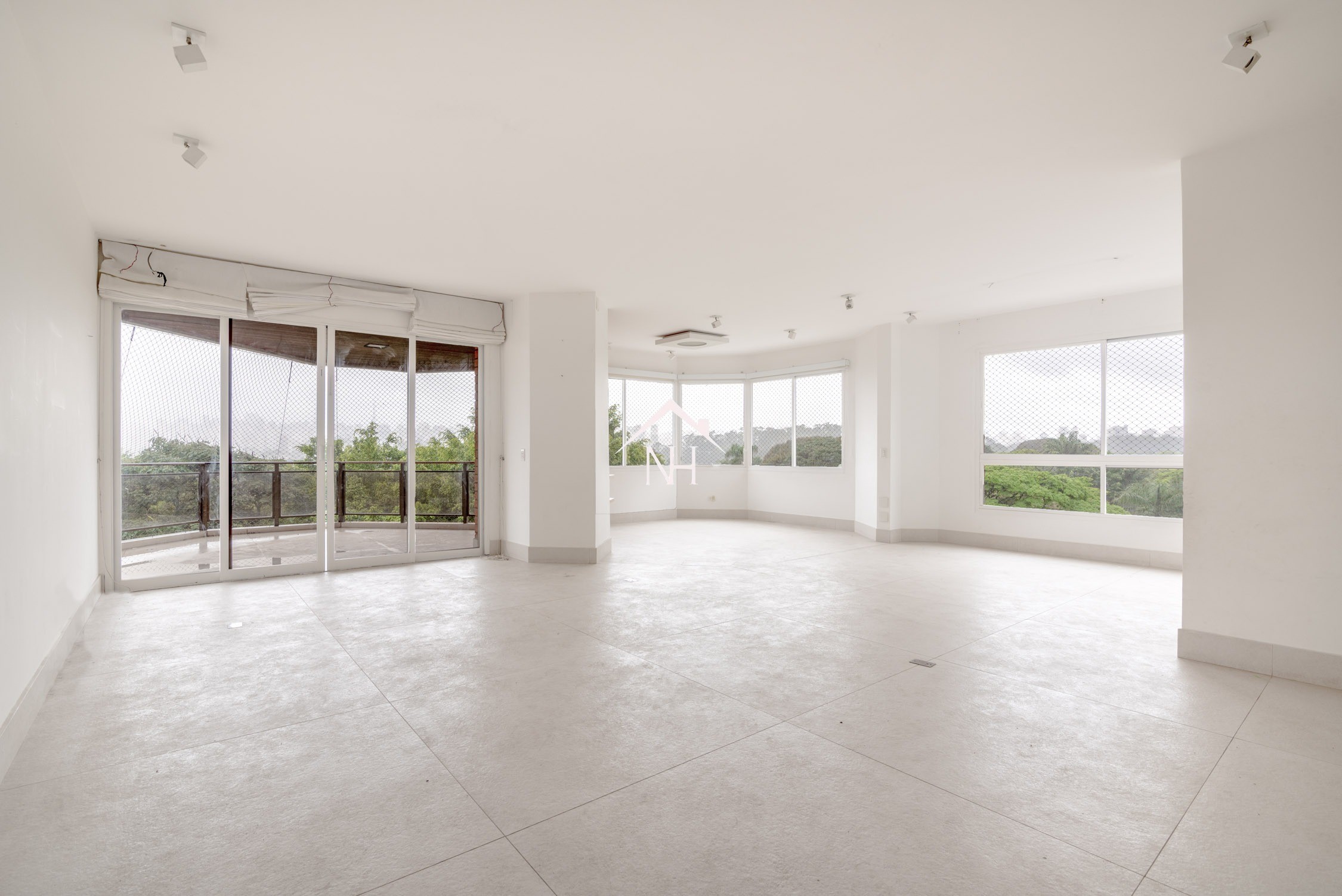 Apartamento de 260m ao lado do Parque Ibirapuera, com 4 dormitórios (2 suítes), varanda, 3 vagas com depósito, piscina, quadra, churrasqueira, sauna