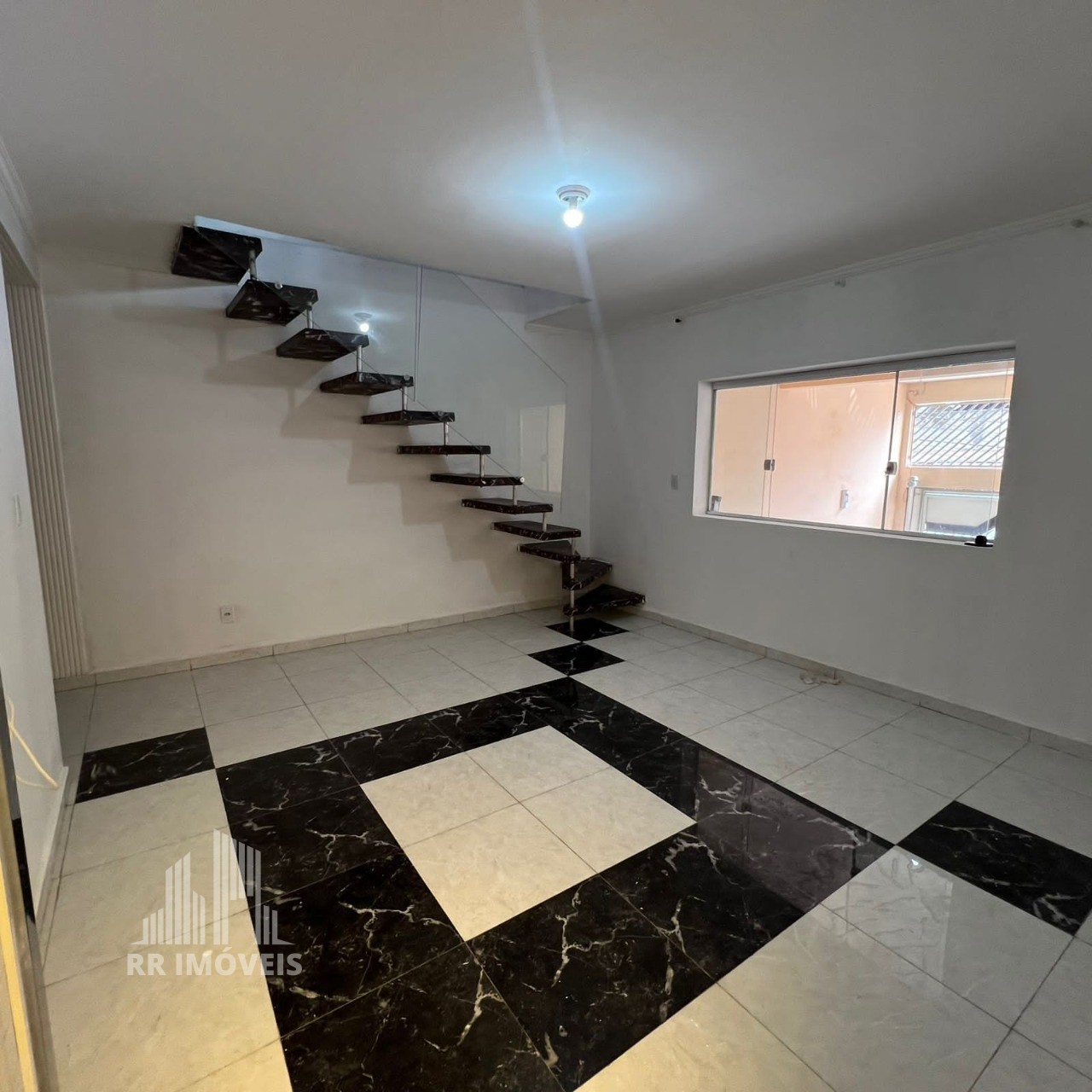 Casa à venda com 2 quartos, 420m² - Foto 1