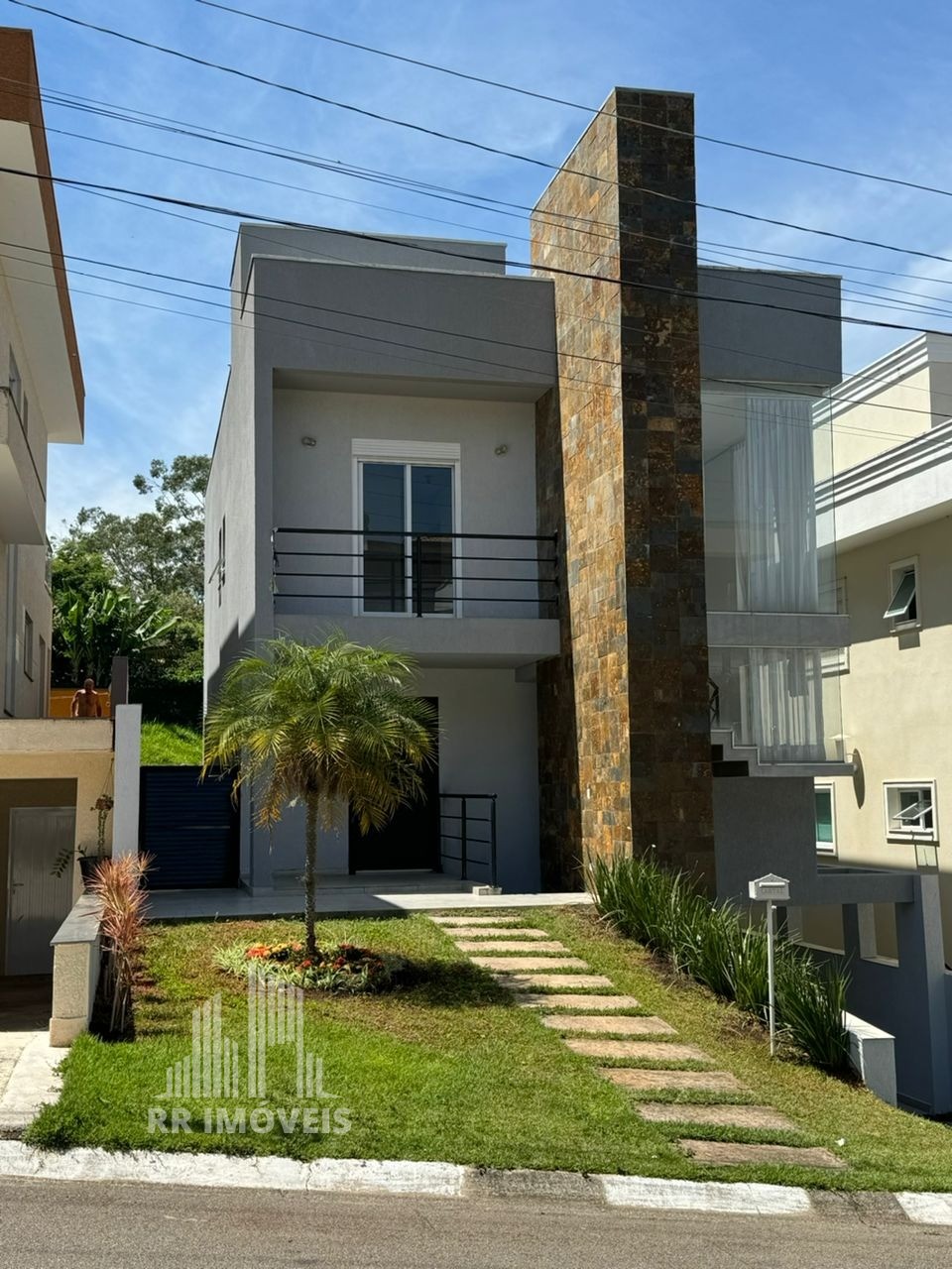 Casa à venda com 3 quartos, 299m² - Foto 1