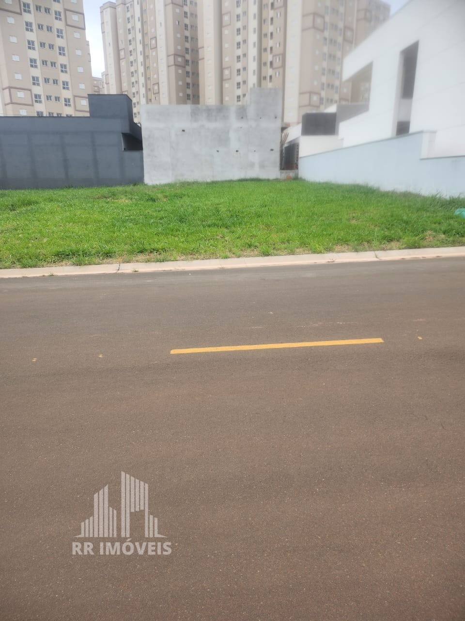 Terreno à venda com 2 quartos, 200m² - Foto 1