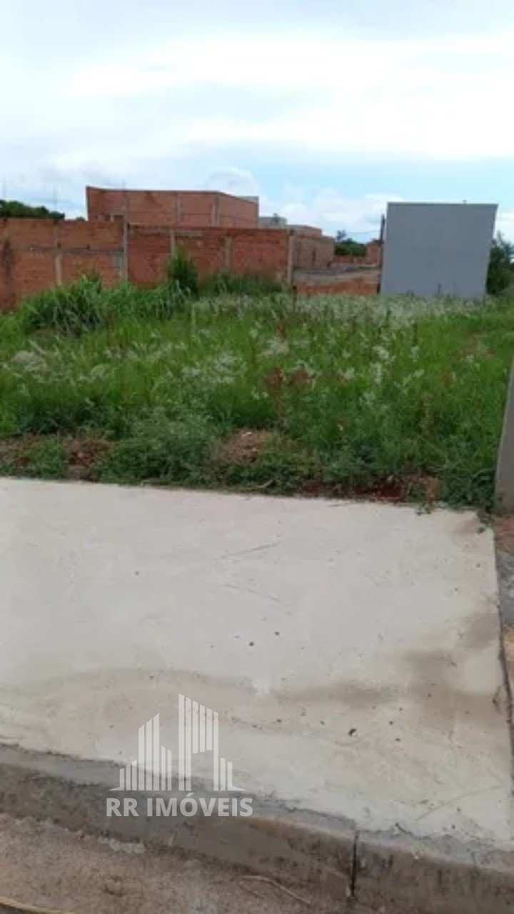 Terreno à venda com 2 quartos, 200m² - Foto 2