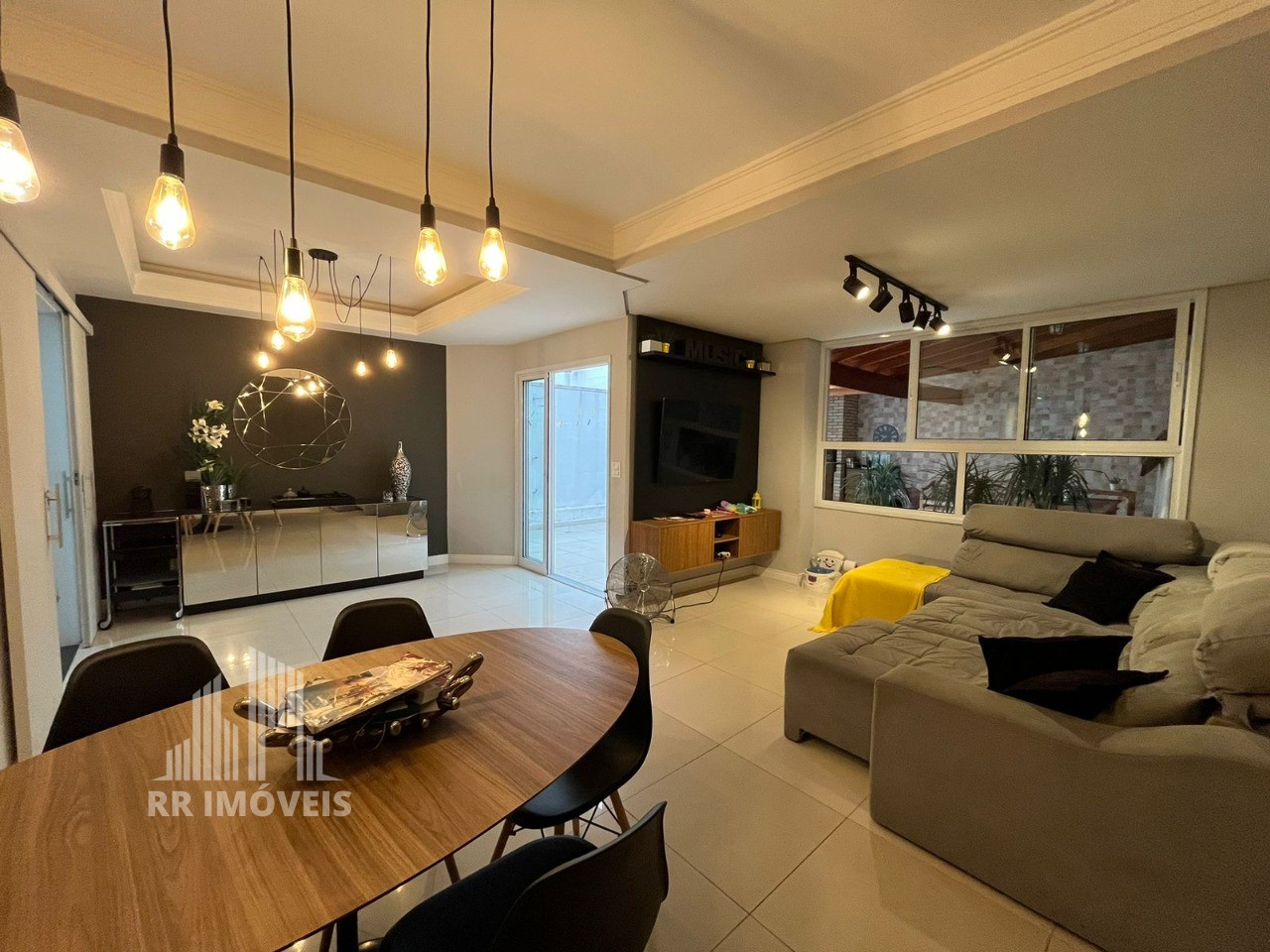 Casa à venda com 4 quartos, 168m² - Foto 1