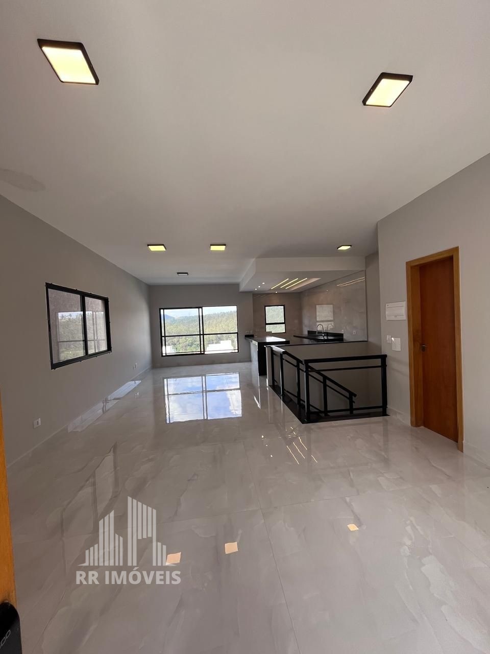 Casa à venda com 3 quartos, 185m² - Foto 1