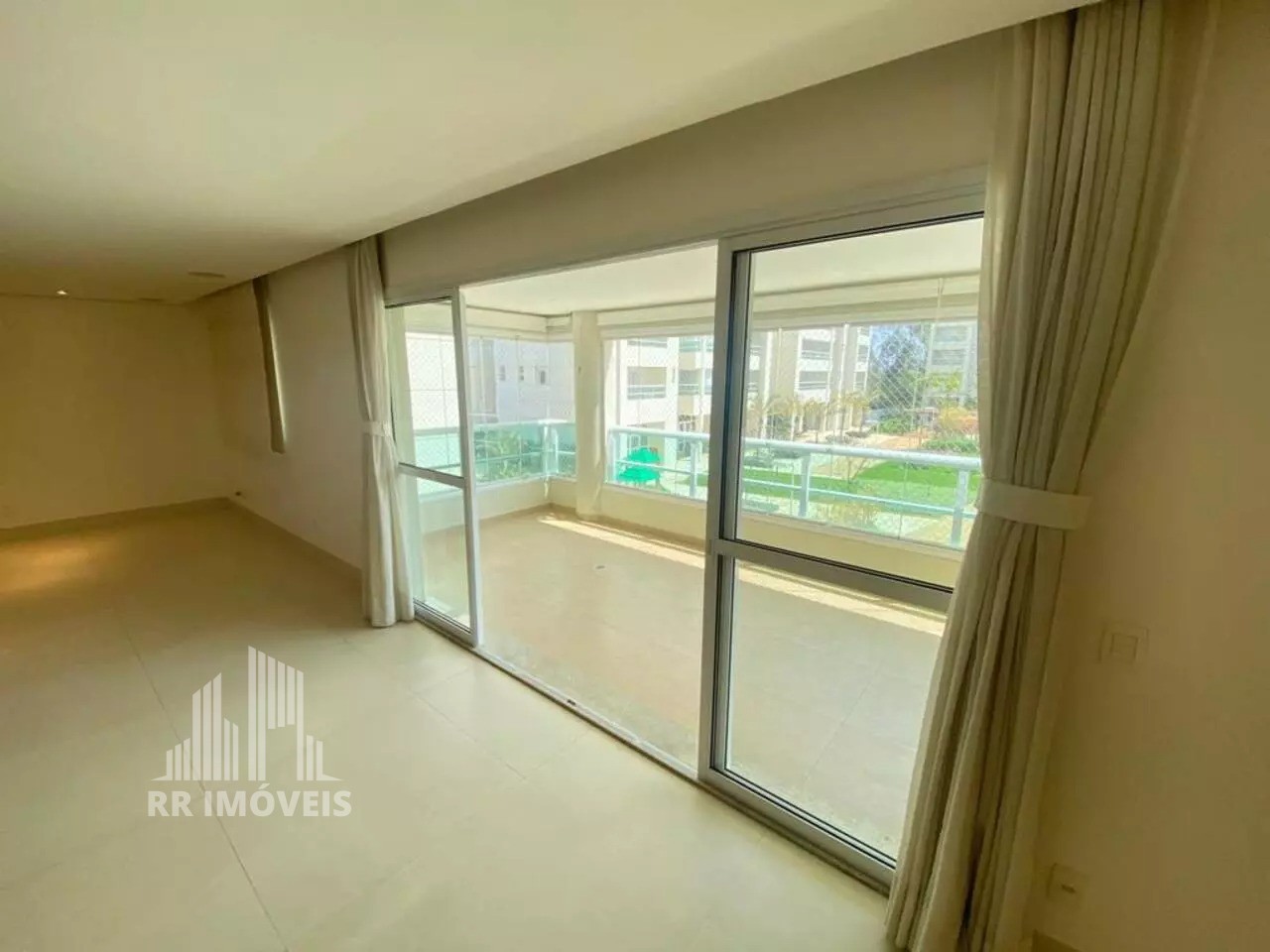 Apartamento à venda com 3 quartos, 202m² - Foto 4