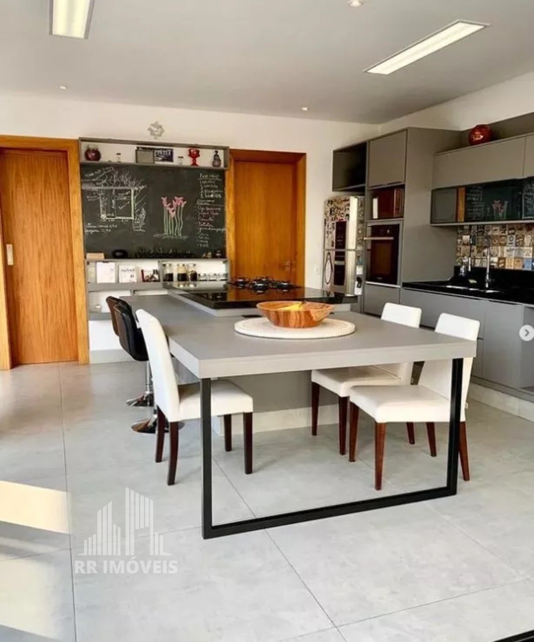 Casa à venda com 5 quartos, 336m² - Foto 2